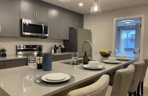 Harvie Heights Apartment | Sky Ridge Heights| Outdoor Hot Tub | Parking