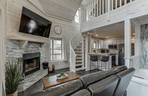 Cleveland Cabin | Sky's the Limit Treehouse Cabin