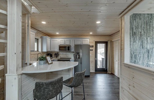 Cleveland Cabin | Sky's the Limit Treehouse Cabin