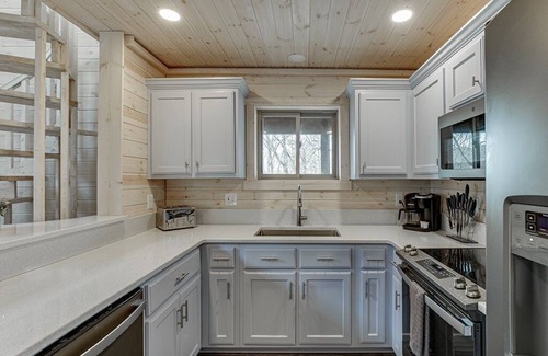 Cleveland Cabin | Sky's the Limit Treehouse Cabin
