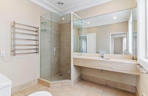 Orakei House | Sky Stars Elegant Home with Seaview
