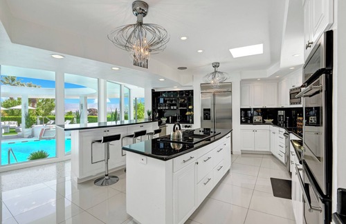 Canyon Corridor House | Skyfall House -Stunning secluded, peaceful iconic 3-bedroom home!