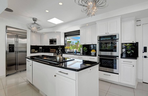 Canyon Corridor House | Skyfall House -Stunning secluded, peaceful iconic 3-bedroom home!