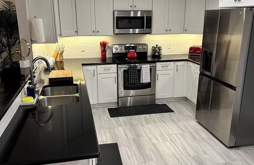 Los Cielos House | SkyHome, Mins to DT, COTA, Tesla, Airport and more! Sleeps 14!.