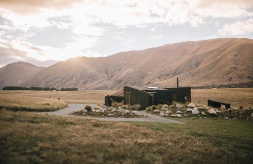 Ben Ohau Bed & Breakfast | Skylark Cabin