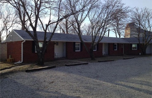 Bedford Hotel | Skylark Motel by OYO