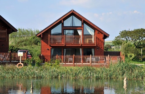 Winnard's Perch Ski Chalet | Skylark sleeps 8 private Hot Tub & Dogs welcome Nr Padstow, Resort Pool Bar & Watersports