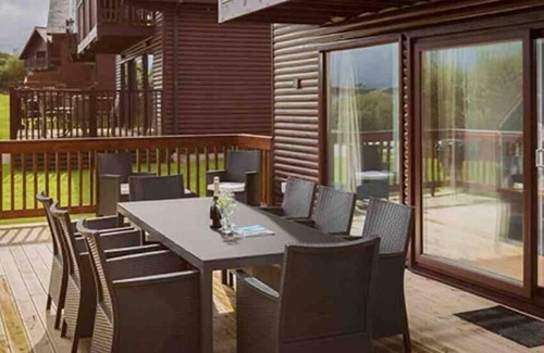 Winnard's Perch Ski Chalet | Skylark sleeps 8 private Hot Tub & Dogs welcome Nr Padstow, Resort Pool Bar & Watersports