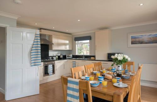 Winnard's Perch House | Skylark sleeps 8 private Hot Tub & Dogs welcome Nr Padstow, Resort Pool Bar & Watersports