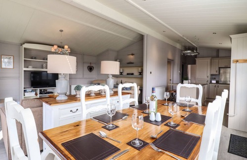 Bury St Edmunds Cottage | SKYLARKS, family friendly, with hot tub in Bury St Edmunds