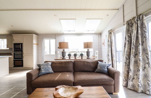 Bury St Edmunds Cottage | SKYLARKS, family friendly, with hot tub in Bury St Edmunds