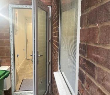 Slough Apartment | Skylight Deluxe Apartment with free parking, close to Windsor, Legoland and Heathrow