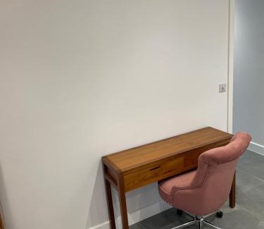 Slough Apartment | Skylight Deluxe Apartment with free parking, close to Windsor, Legoland and Heathrow