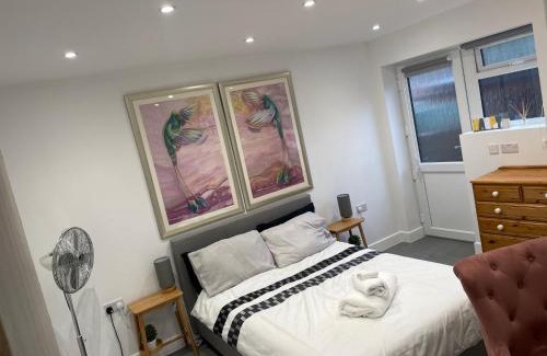 Slough Apartment | Skylight Deluxe Apartment with free parking, close to Windsor, Legoland and Heathrow