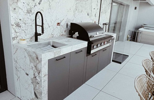 Vitan Condo | Skylight Penthouse Bucharest in Center area! Luxury, Hot tub, 360 degree views!