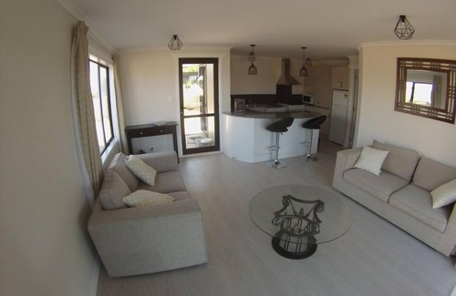 Raglan Apartment | Skyline Apartments Raglan (Lower Apartment)