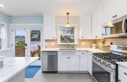Phinney Ridge House | Skyline Blue House in Greenwood