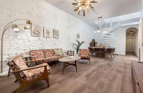 Downtown Louisville Apartment | Skyline Bourbon Loft by Hollyhock Suites 5 Bedrooms-2 baths With Soaking Tub