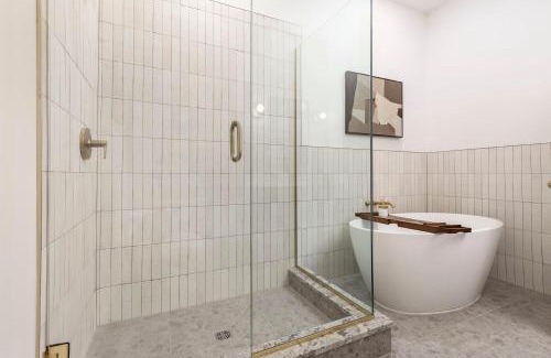 Downtown Louisville Apartment | Skyline Bourbon Loft by Hollyhock Suites 5 Bedrooms-2 baths With Soaking Tub