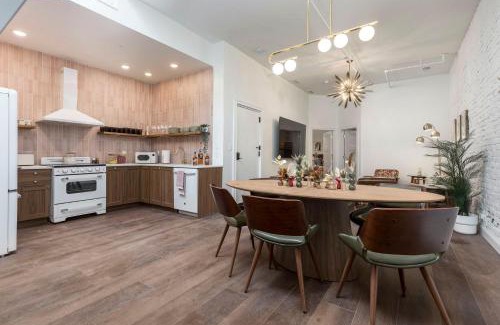 Downtown Louisville Apartment | Skyline Bourbon Loft by Hollyhock Suites 5 Bedrooms-2 baths With Soaking Tub