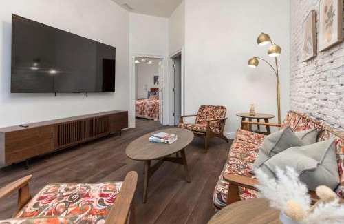 Downtown Louisville Apartment | Skyline Bourbon Loft by Hollyhock Suites 5 Bedrooms-2 baths With Soaking Tub