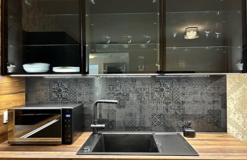 Nivy Apartment | Skyline & Castle Vista Luxury High-Floor Apartment