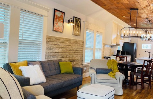 Washington Ave./ Memorial Park House | Skyline Cottage: Modern Bungalow with City Views