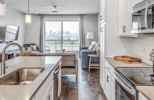 Katie Hill Neighborhood House | Skyline Deck/2 Miles to Broadway