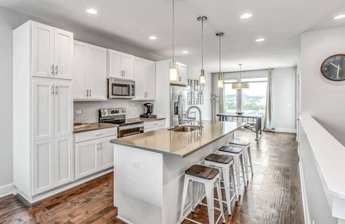 Katie Hill Neighborhood House | Skyline Deck/2 Miles to Broadway