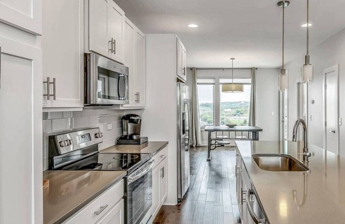 Katie Hill Neighborhood House | Skyline Deck/2 Miles to Broadway