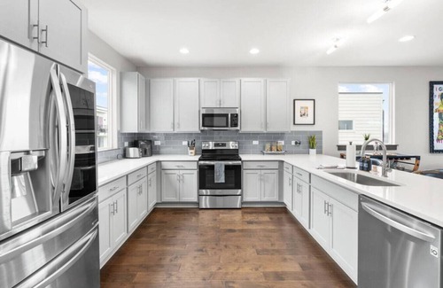 Katie Hill Neighborhood House | Skyline Deck/2 Miles to Broadway