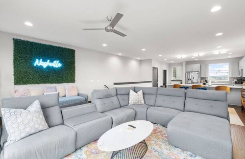 Katie Hill Neighborhood House | Skyline Deck/2 Miles to Broadway