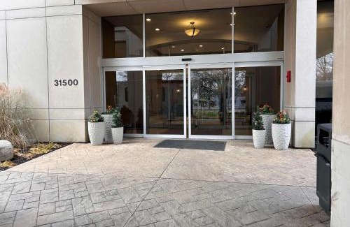 Romulus Hotel | Skyline Hotel Detroit Airport, SureStay Collection by Best Western