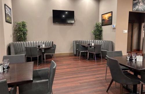 Romulus Hotel | Skyline Hotel Detroit Airport, SureStay Collection by Best Western