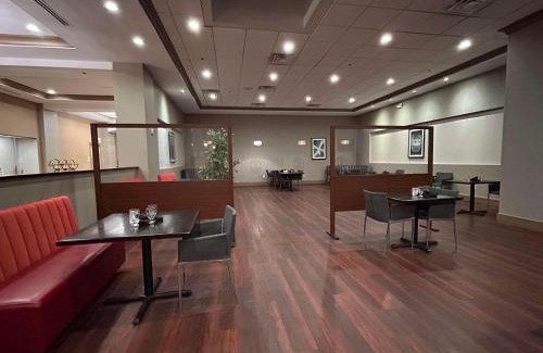 Romulus Hotel | Skyline Hotel Detroit Airport, SureStay Collection by Best Western