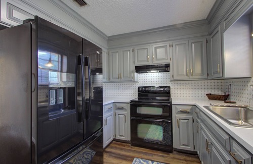 Texarkana House | Skyline - King Bed - Garage