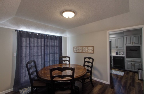 Texarkana House | Skyline - King Bed - Garage