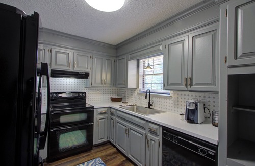 Texarkana House | Skyline - King Bed - Garage