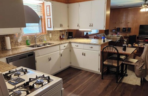 Russellville Cabin | Skyline Lodge nLake Dardanelle nArkansas River Valley
