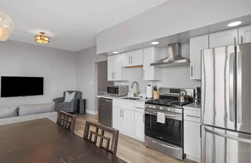 Mount Washington Apartment | Skyline Luxury - Stylish 1BR with Panoramic Views
