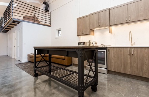 Bridgeland Apartment | Skyline Penthouse |BBQ, Sleeps 8|