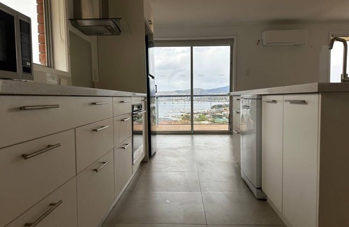 Lindisfarne House | Skyline Serenity House - Close to city and airport