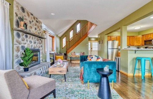 East Stroudsburg House | Skyline Spay Cabin | Hot Tub | Sauna | Steam Room