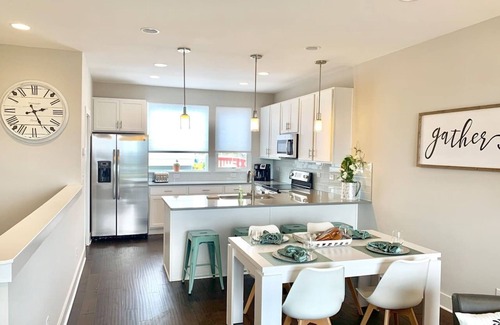 Katie Hill Neighborhood House | Skyline Views/3 Miles to Downtown/WeeklyDiscounts/Pet Friendly