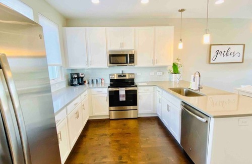 Katie Hill Neighborhood House | Skyline Views/3 Miles to Downtown/WeeklyDiscounts/Pet Friendly