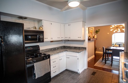 South Side Slopes House | Skyline Views & Adventure ★ Dogs 👍 ★ Professionally Cleaned ★ Close to all!
