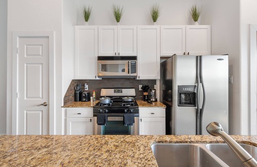 Midtown House | Skyline Views/Fully gated 2 bd/Garage Parking/5 Min to TMC and Downtown