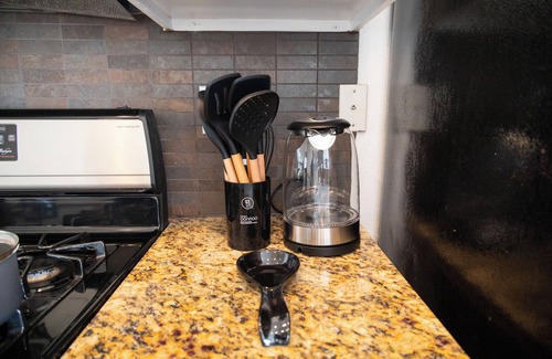 Midtown House | Skyline Views/Fully gated 2 bd/Garage Parking/5 Min to TMC and Downtown