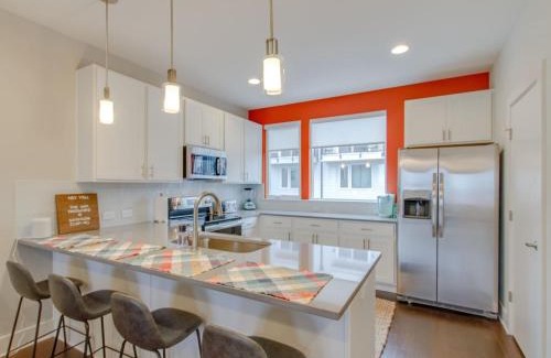 Katie Hill Neighborhood House | Skyline Views Romantic Fun Downtown Location