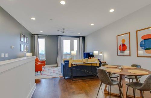 Katie Hill Neighborhood House | Skyline Views Romantic Fun Downtown Location